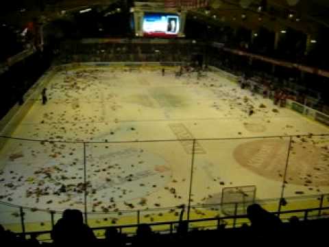 Teddy-Bear-Toss am 22.12.2009 beim Spiel KAC vs. HK Jesenice (4:3)