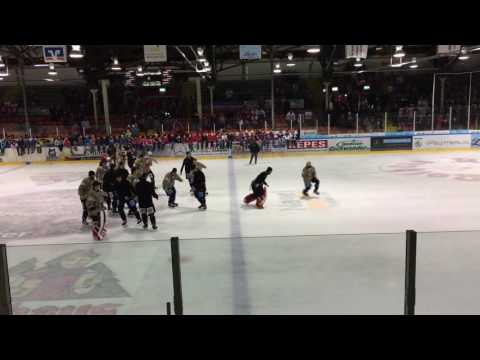 EHC Wölfe Freiburg - Dresdner Eislöwen - Das Wolfsrudel Raupe Siegesfeier am 25.11.2016