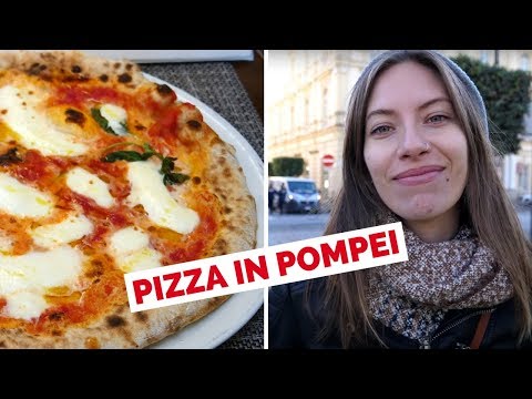 Pizza italiana autêntica na Itália comendo na Alleria Pizzeria em Pompeia, Nápoles