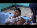 Melihat Aktivitas Arya Di Kolam Mandi Khusus Miliknya