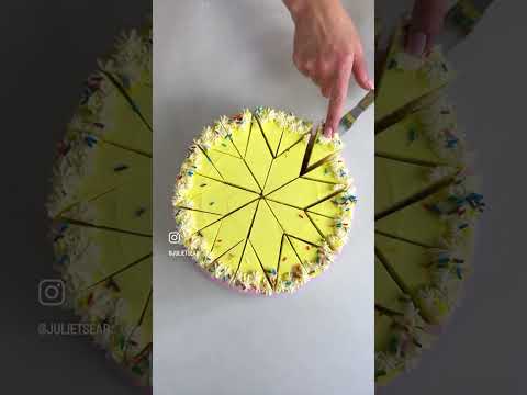 This is how to cut a cake into 32 equal slices of cake to enjoy at any celebration or a party. 🎂🍰