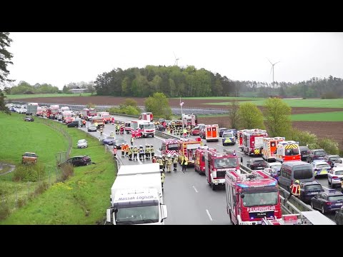 Unfall-Chaos auf der A70 bei Kasendorf: Massenkarambolge mit 29 Fahrzeugen & 15 Verletzten