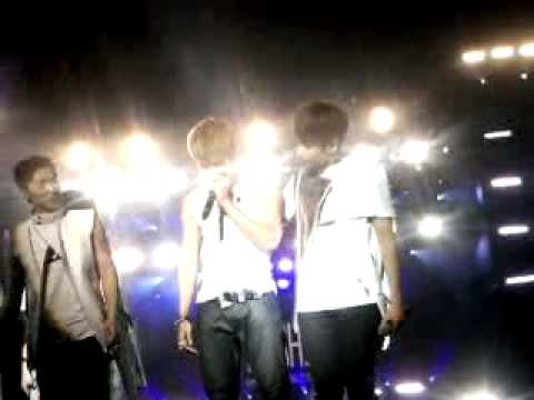 130427-SS5 in Perú-EunHyuk crying T.T