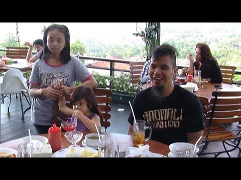 Ahmad Dhani Liburan Bersam Keluarga di Puncak - Seleb On Cam 15 Agustus 2014
