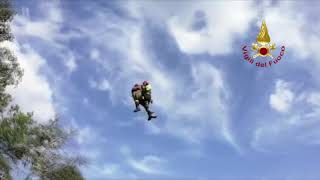 precipitano-in-una-scarpata-paura-per-una-coppia