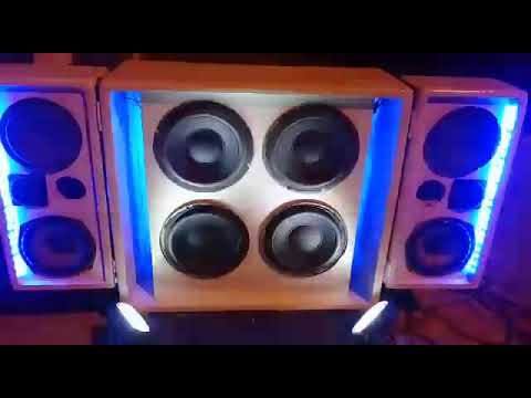 Carretinha terrorista tocando em festa