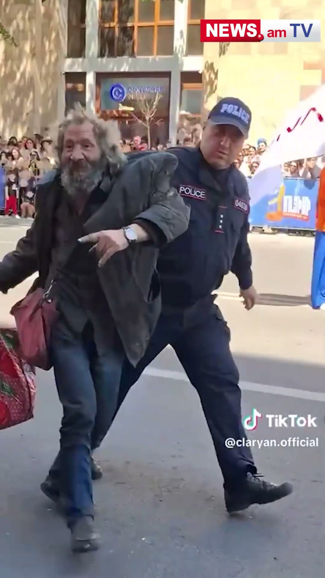 Փաշինյանի գալուց առաջ ոստիկանը քաղաքացուն հեռացնում է տարածքից