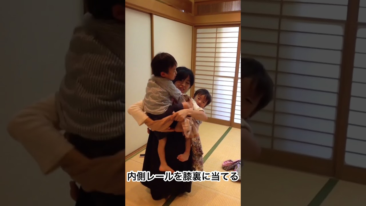 双子をアルマスリングで同時に抱っこ