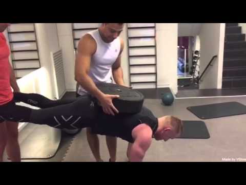 Trillebår m 20 kg på ryggen #coretraining #optimaltrening