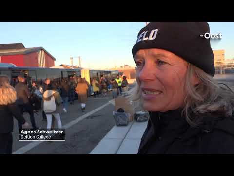 Vakantie voorbij: scholieren gebruiken voor het eerst nieuw busstation Zwolle