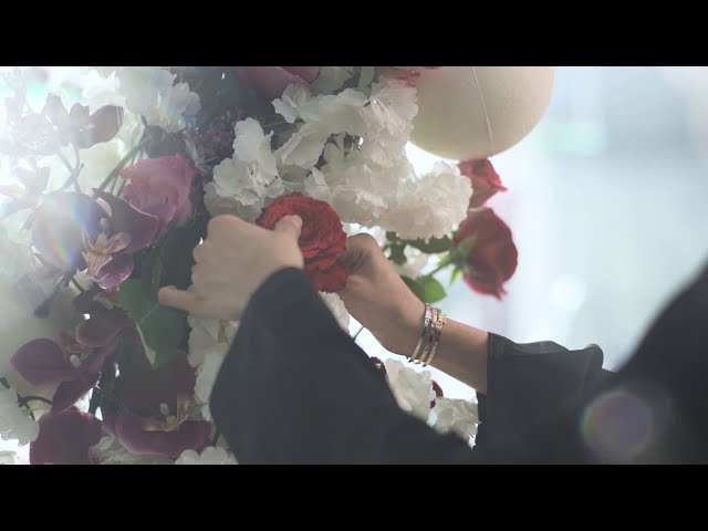 بائعة الورد