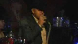 aliados de la sierra con los ojos cerrados en vivo