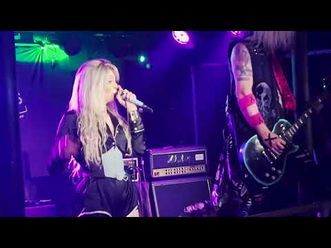 Trash Monroe live at Chinnerys, Southend