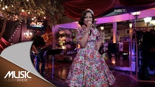 Download lagu Astrid - Aku Tak Ingin Dicintai (Live at Music Everywhere) * mp3