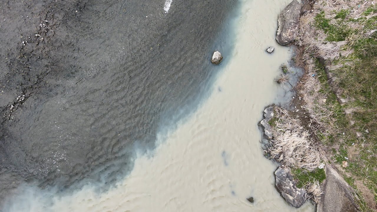 濁りとクリアがぶつかるところで釣りをすると...【ナマズ釣り】