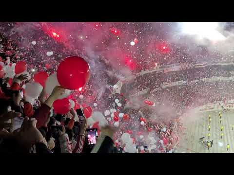 "CHE MUÑECO TE QUEREMOS DECIR ⚪️" Barra: Los Borrachos del Tablón • Club: River Plate