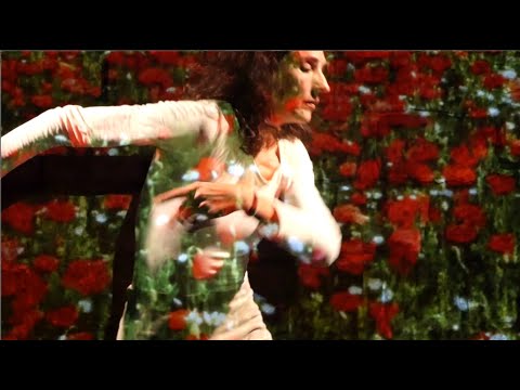 Au cœur de notre époque désorientée, une femme choisit de chuchoter sa 