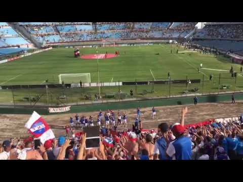 "Clasico suspendido,  jugadores salen a saludar a la hinchada." Barra: La Banda del Parque • Club: Nacional