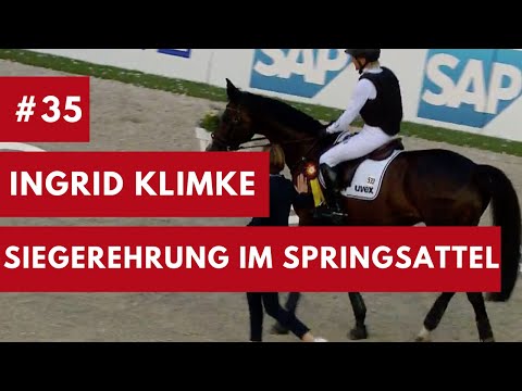 #35 | Ingrid Klimke Siegerehrung mit Springsattel | CHIO Aachen |  | Siegerehrung | 2018