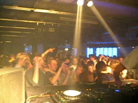 Laidback Luke playing "David Guetta - Delerious (Laidback Luke remix)