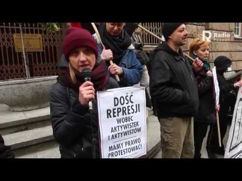 Anarchiści protestują przed sądem