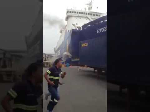 Momento en que chocó el ferry en el puerto en República Dominicana