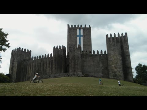 Exploring Castelo de Guimaraes (Guimarae