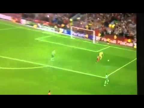 Фаталното нарушение на Лудогорец срещу Ливърпул, довело до дузпа 