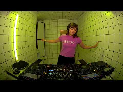 Sarah Wild | HÖR - December 5 / 2023