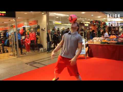 Fußball-Freestyler Adrian Fogel in Magdeburg (XIII. Pape-Cup)