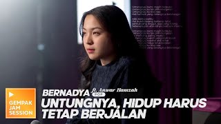 Download lagu [Akustik] Bernadya - Untungnya, Hidup Harus Tetap Berjalan | Gempak Jam Session mp3