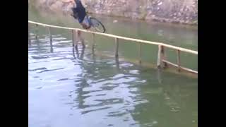 Download lagu lomba naik sepeda di atas air..😅😅😅 mp3 Download lagu lomba naik sepeda di atas air..😅😅😅 mp3