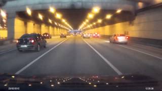 Une course de rue entre voitures se termine en collision dans un tunnel de Russie