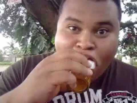 Eduardo virando copo de cerveja