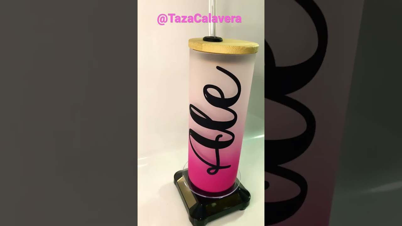 Vaso y popote de cristal con tapa de bambú