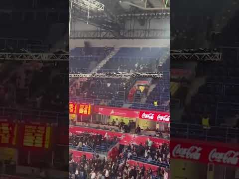 Navijači Crvene Zvezde beže iz arene usled incidenta na pocetku meca 😄