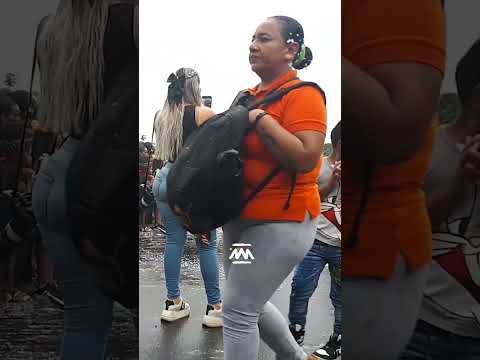 Fotógrafa en Carnaval en Ecuador #fotografa #carnaval #desfile