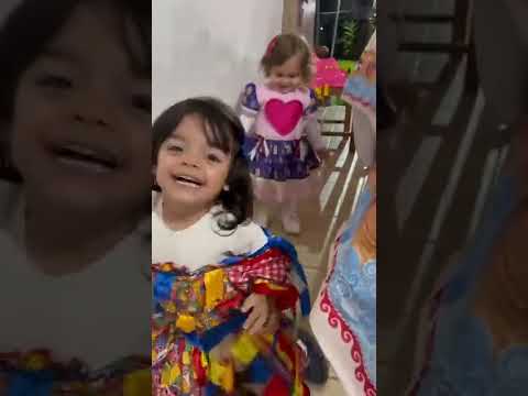 Victoria e Celina brincando na festa junina do Verão - 2022