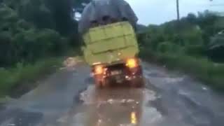Download lagu Story wa sedih.kecelakaan truk mp3
