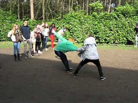 Rosse jongen verliest groene trui bij dassenroof