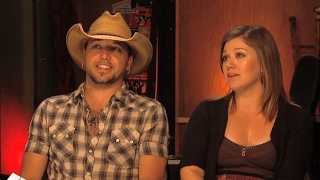 Jason Aldean &amp; Kelly Clarkson | &quot;Don&#39;t You Wanna Stay&quot; 1st Performance | CMA