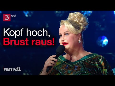 Daphne de Luxe: So kommst du mit Humor & Ironie durch jede Krise | 3satFestival