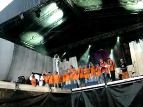 Kibice, piłkarze i prezydent Głogowa Jan Zubowski świętują awans Chrobrego do II ligi