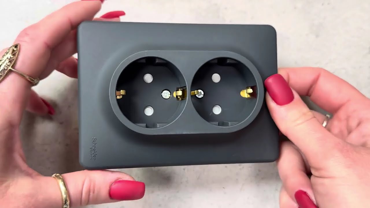 Розетка двомісна з/з з шторками SCHNEIDER Sedna Design чорний SDD314221 