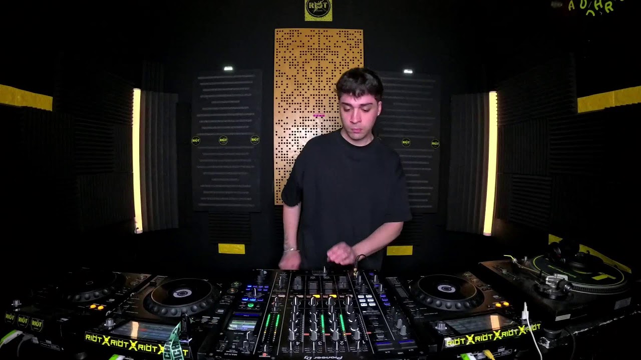 Pierre - Techno Dj set - 534 - Riöt.scampia