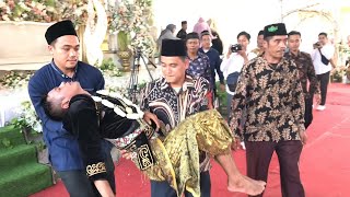 Download lagu Pengantinnya Pingsan Di Pelaminan, saat sungkem ' Tri & Panggih' Endang makeup mp3