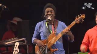 Richard Bona fait danser toute la Corée du Sud au Jarasum Jazz Festival 2015 - titre Eye o Me