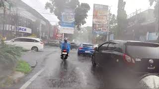 Download lagu Daring to Ride a Motorcycle Through Heavy Rain Wearing a Raincoat mp3