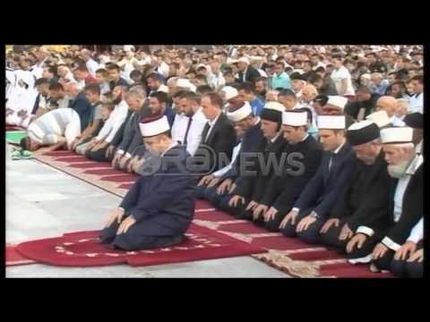 Fiter Bajrami - Qindra besimtarë myslimanë falën Namazin në sheshin “Skënderbej”