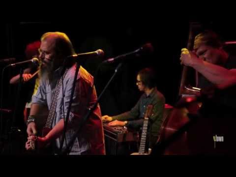 Steve Earle and The Dukes - "The Low Highway" (eTown webisode #438)